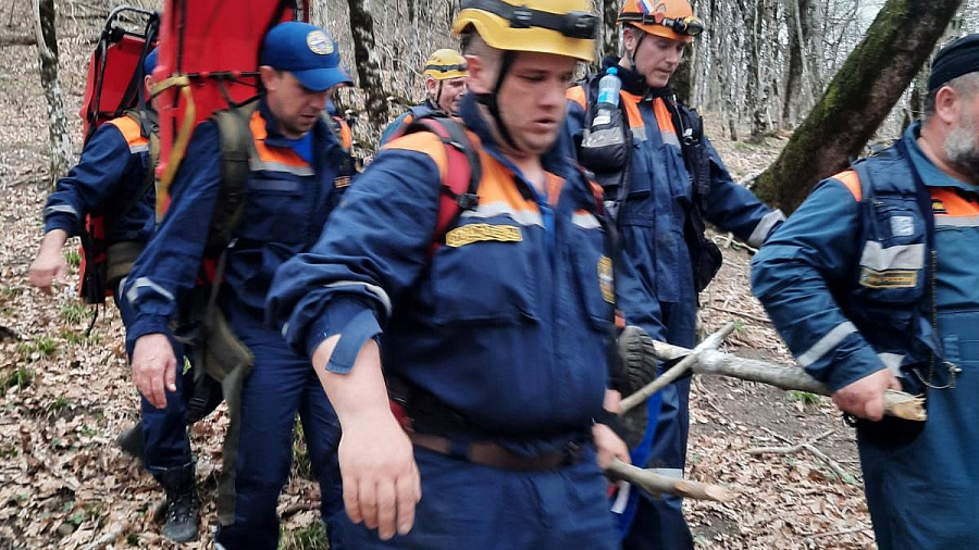 В горах Сочи подросток ударился головой во время катания на ледянке. Его эвакуировали спасатели