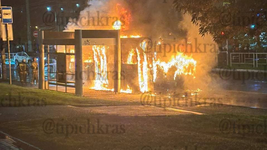 В Краснодаре сгорел троллейбус в Юбилейном микрорайоне