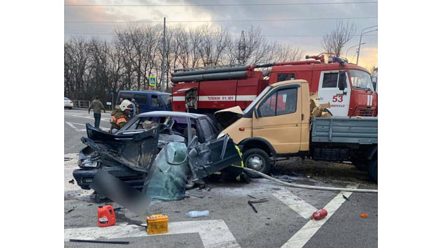 В Северском районе грузовик снес легковушку на светофоре, погибло 2 человека