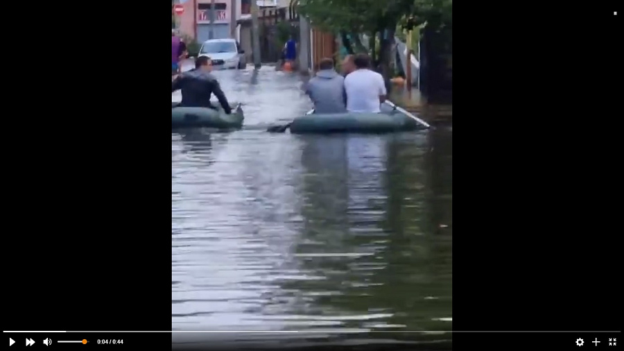 Жители Анапы вынуждены перемещаться по улицам на лодках из-за потопа (ВИДЕО)