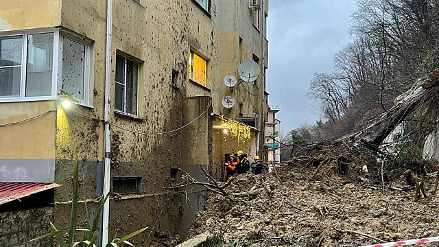 В Сочи из-за оползня, завалившего многоэтажку, ввели локальный режим ЧС