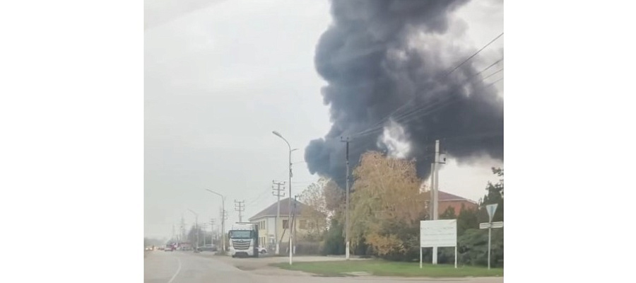 На Кубани в станице Северской мощный пожар охватил свалку автозапчастей