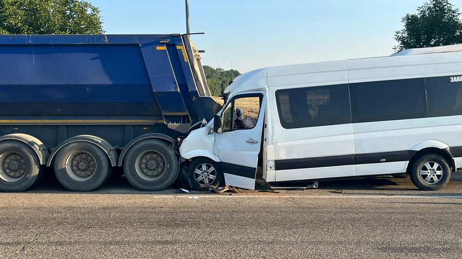 Ехали из Еревана в Анапу. Стали известны подробности ДТП с микроавтобусом на трассе в Краснодарском крае