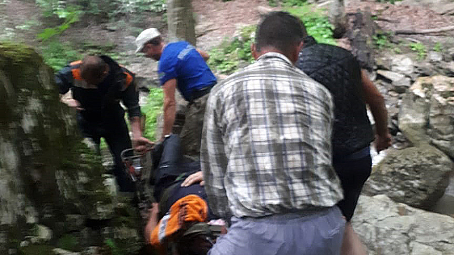 В Краснодарском крае мужчина сорвался в горный ручей с 5-метровой скалы