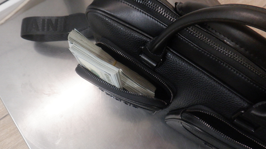 В аэропорту Краснодара таможенники сорвали бизнес-план пассажиров на 50 тысяч долларов