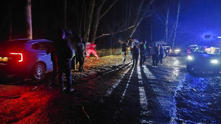 «Газель» сбила школьницу и перевернулась на крутом спуске в Сочи